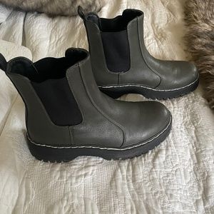 Sincerely Jules Hippie Lug Sole Slip On Boots In Olive Green Size  9